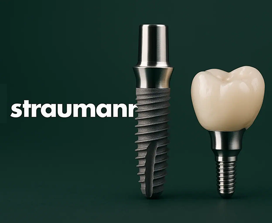 Implant dentystyczny Straumann oraz korona protetyczna na zielonym tle.