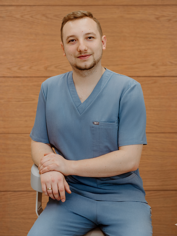 Lek. dent. Daniel Malicki – protetyk i implantolog w gabinecie stomatologicznym.
