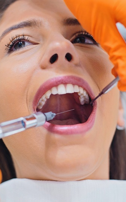 Pacjentka podczas zabiegu stomatologicznego w nowoczesnym gabinecie dentystycznym