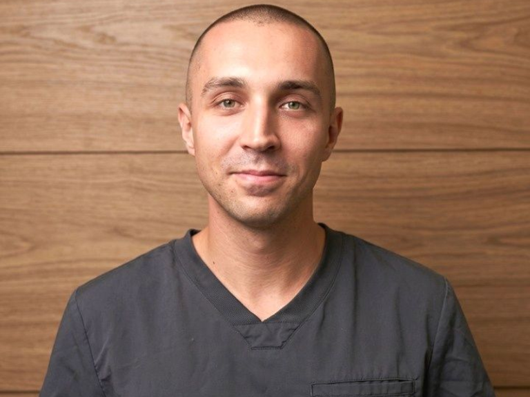 Lekarz dentysta Filip Gołębiewski – portret w gabinecie stomatologicznym
