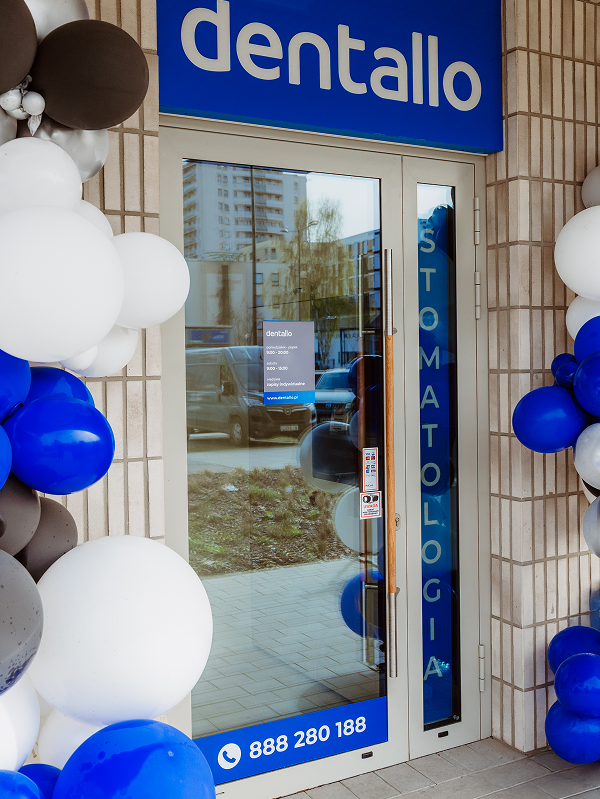 Wejście do kliniki stomatologicznej Dentallo udekorowane biało-niebieskimi balonami